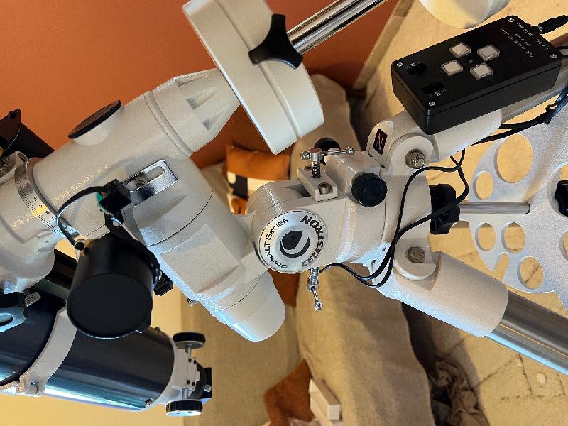 Lunette Celestron 102mm XLT sur monture CG-4 motorisée deux axes avec trepied acier