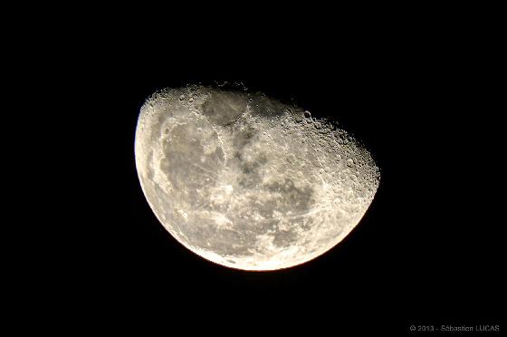 Lune gibbeuse croissante HDR