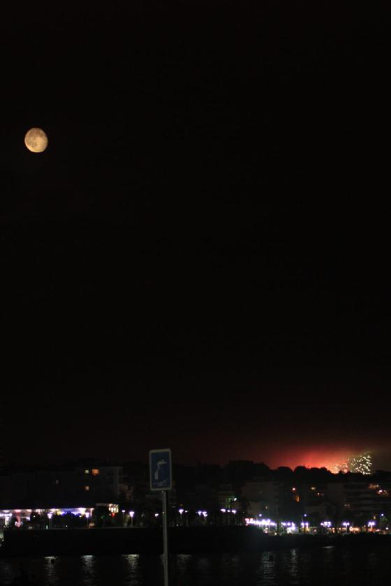 Lune et feu d'artfices Lune et feu d'artfices