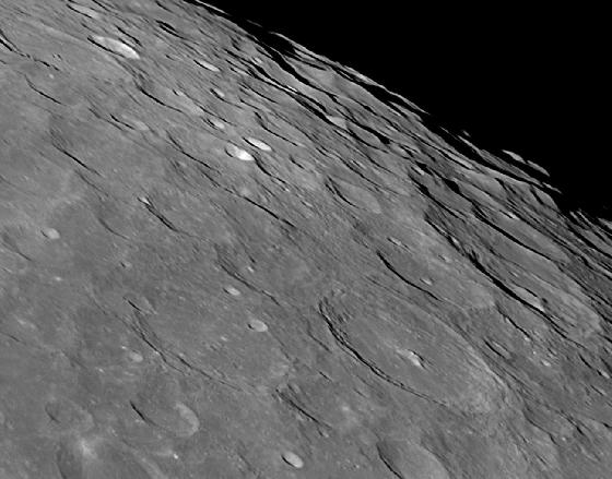Passage au-dessus de Moretus 171013 au 625 à travers des cirrus Passage au-dessus de Moretus 171013 au 625 à travers des cirrus