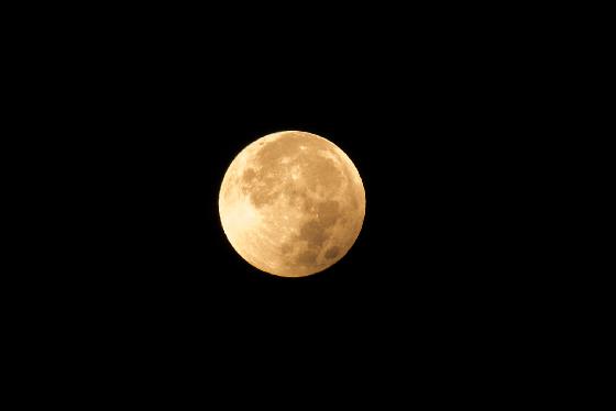 Lune à la fin de l'éclipse