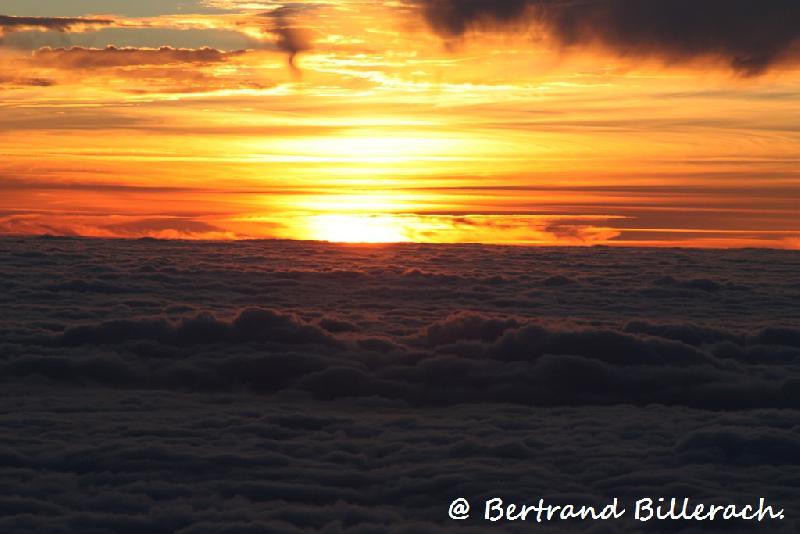 Coucher de soleil à l'Observatoire du Pic du Midi (65) Coucher de soleil à l'Observatoire du Pic du Midi (65)