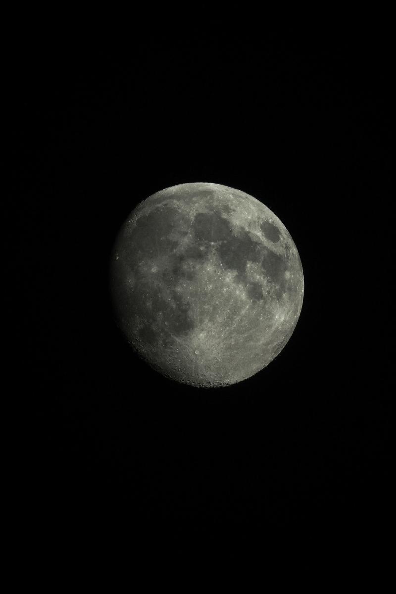 Une lune par la fenêtre Une lune par la fenêtre