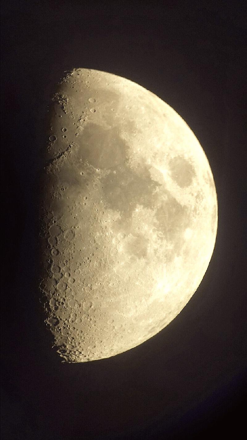 Lune avec mon téléphone à 2 balles... Lune avec mon téléphone à 2 balles...