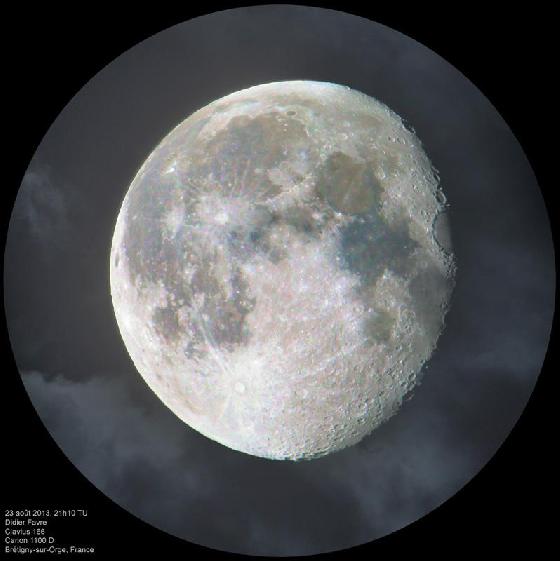 Couleurs de la Lune dans les nuages Couleurs de la Lune dans les nuages