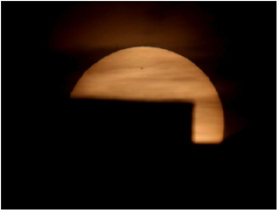 Soleil couchant éclipsé par un immeuble Soleil couchant éclipsé par un immeuble