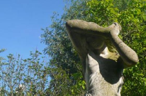 Lune et statue feminine