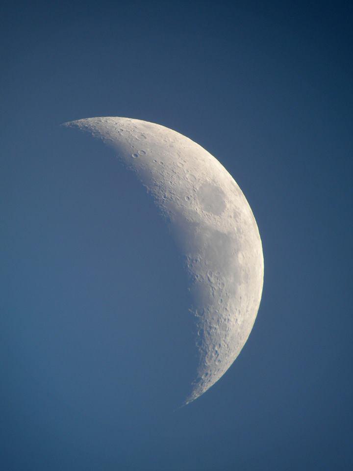 La Lune à la tombée du jour