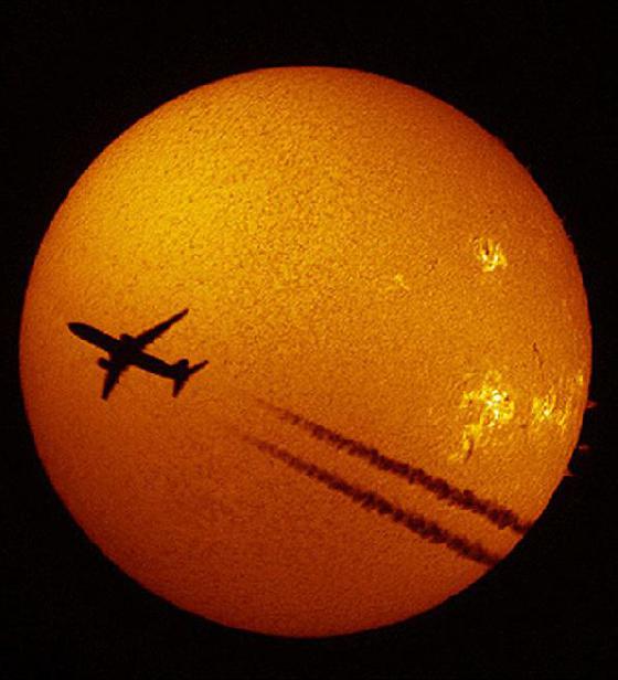 Avion qui passe devant le soleil pendant les prises d'images de l' ISS