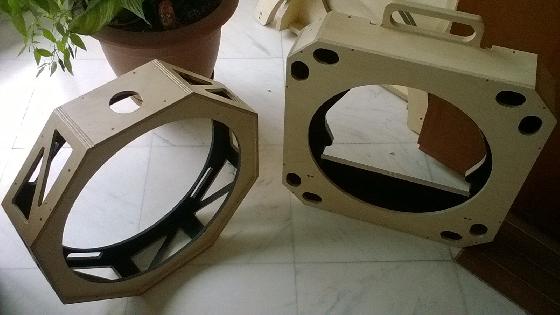 Caisses vernis et peintes