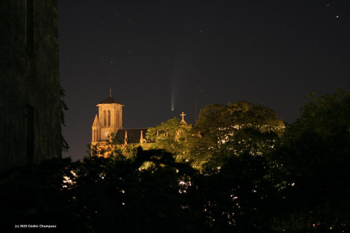Neowise et clocher de Montaigu Neowise et clocher de Montaigu