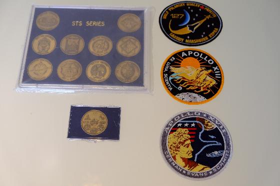 coffret médailles bronze mission STS, NASA 50ème anniv, patch Apollo..