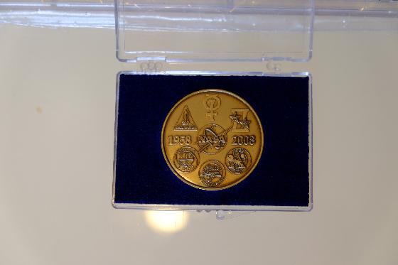 coffret médailles bronze mission STS, NASA 50ème anniv, patch Apollo..
