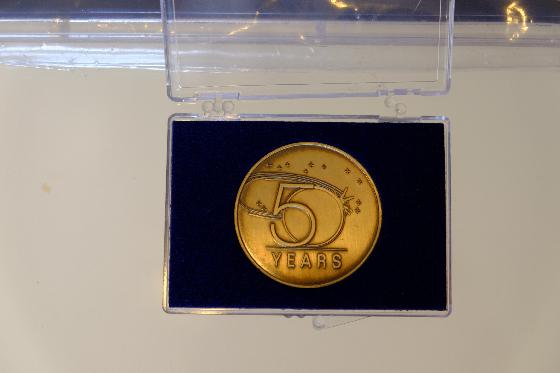 coffret médailles bronze mission STS, NASA 50ème anniv, patch Apollo..