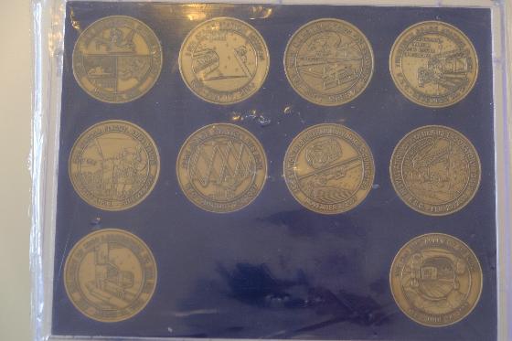 coffret médailles bronze mission STS, NASA 50ème anniv, patch Apollo..