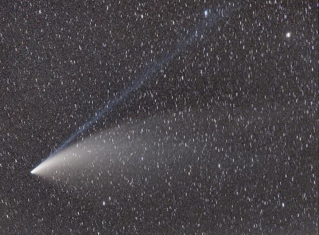 NEOWISE stack comète