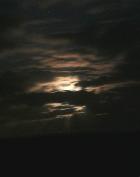 La Lune derrière les nuages