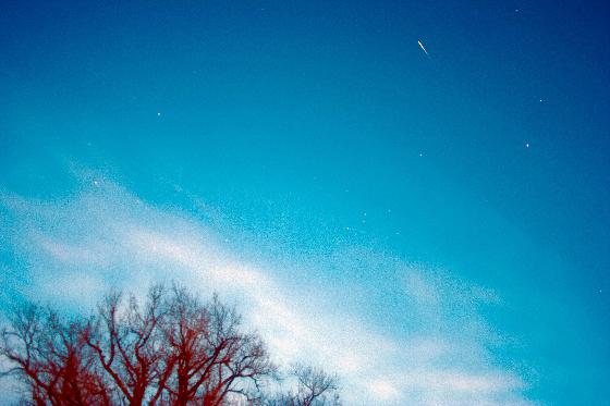 Flash d'iridium dans le bleu azur