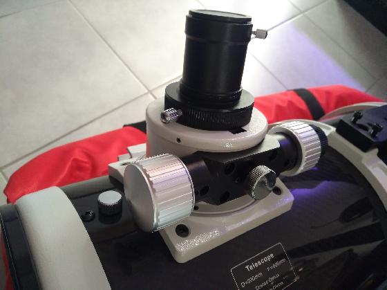 Télescope SkyWatcher 200/800 Carbone F/D=4 avec housse de transport et 2 oculaires