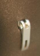 détail astuce: la tenue des pare lumières avec le levier des attaches rapides du serrurier