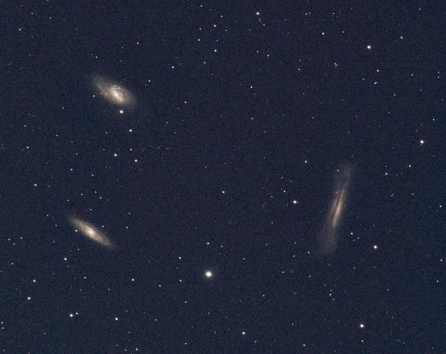 Le Triplet du Lion par une nuit illuminée par la Lune