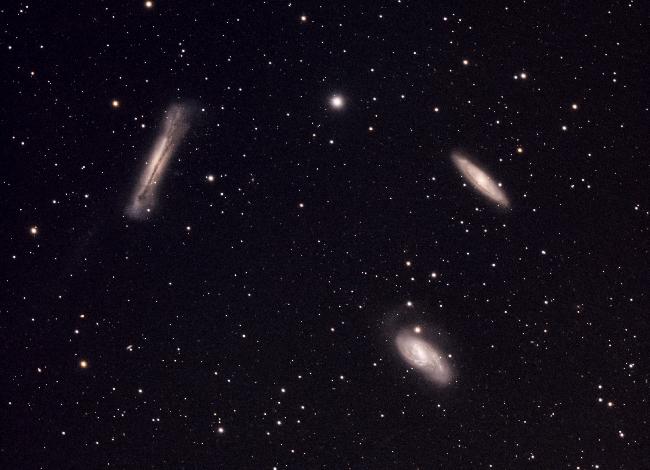 Le Triplet du Lion par une nuit sans Lune