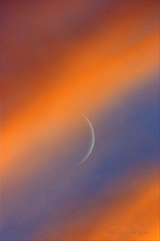 nouvelle lune dans le soleil couchant