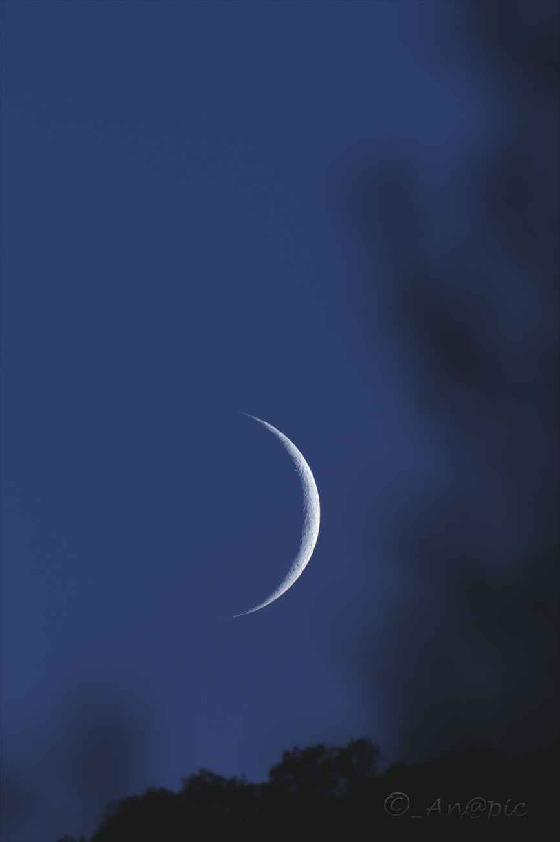 nouvelle lune dans le soleil couchant