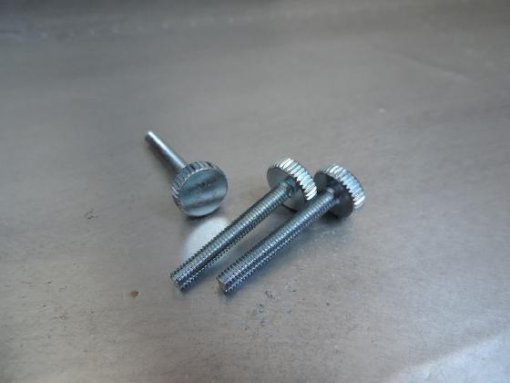 Vis a tête pour miroir secondaire