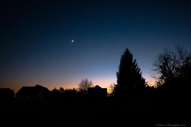 Lune avec Vénus après le coucher du Soleil