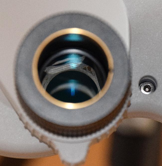 Jumelles TS 100 90 au fond du porte oculaire