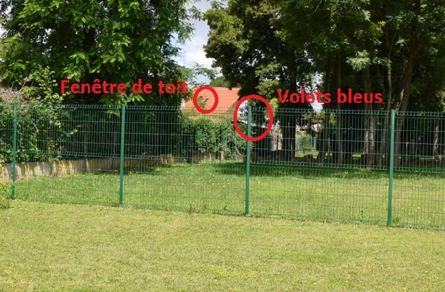 distante fenetre de toit et volets bleus