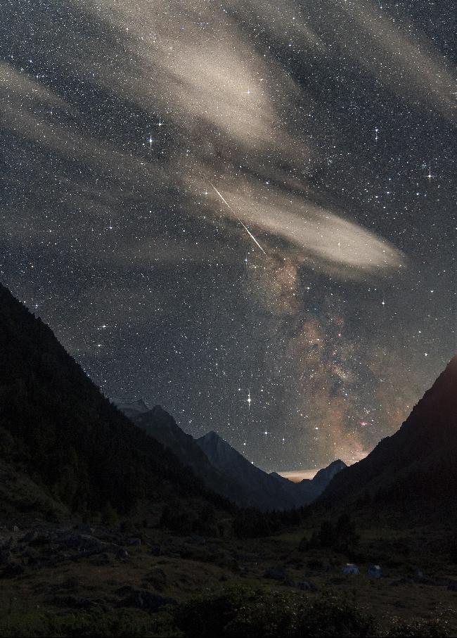 Etoile filante avec la voie lactée dans la vallée du Lutour (Pyrénées, France)