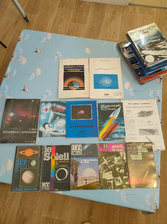 Lot 32 livres magasines et diapos 