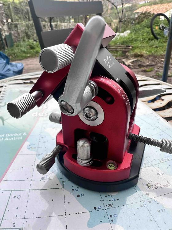 Base NEUVE William Optics en CNC laqué rouge