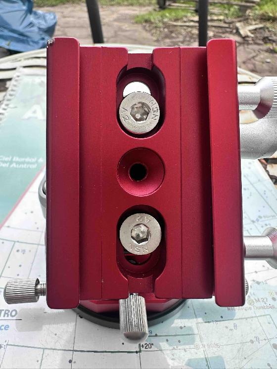 Base NEUVE William Optics en CNC laqué rouge