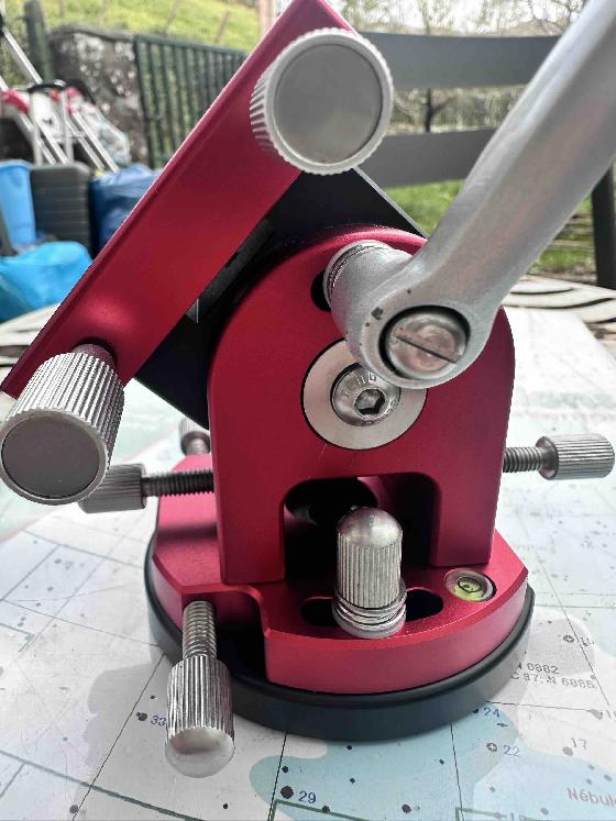 Base NEUVE William Optics en CNC laqué rouge