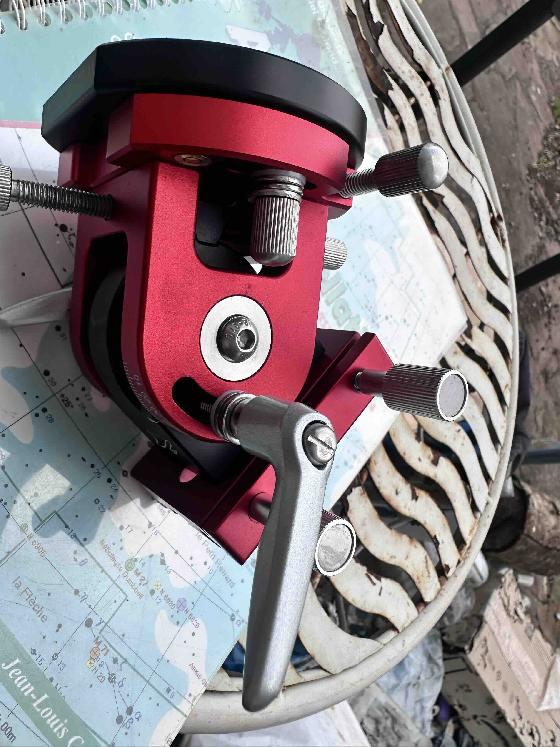 Base NEUVE William Optics en CNC laqué rouge