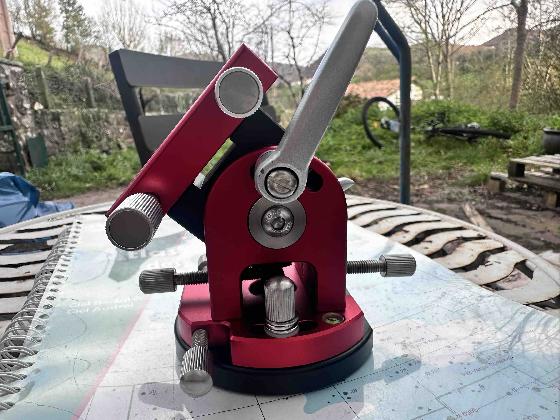 Base NEUVE William Optics en CNC laqué rouge