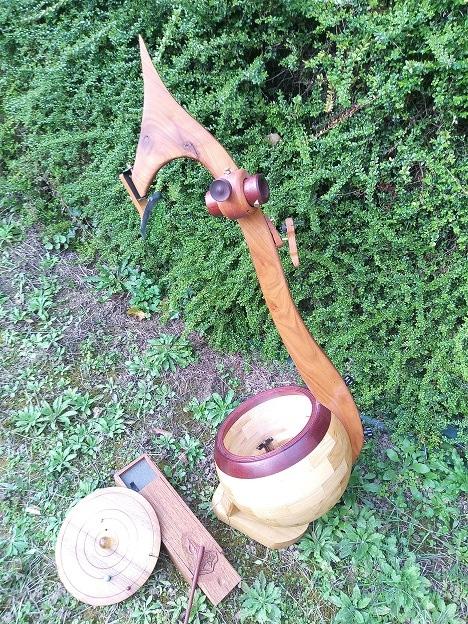 Telescope 200 F 4.5. Oeuvre d'art en bois. Monture boule