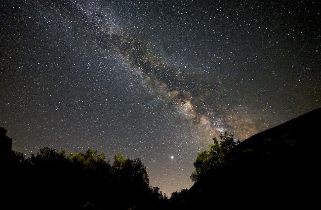 Saturne et Jupiter, écrin de voie Lactée. 