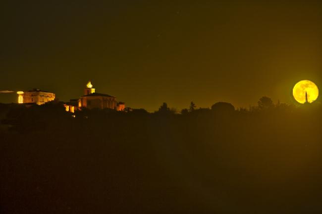 COUCHER DE LUNE SUR GORDES