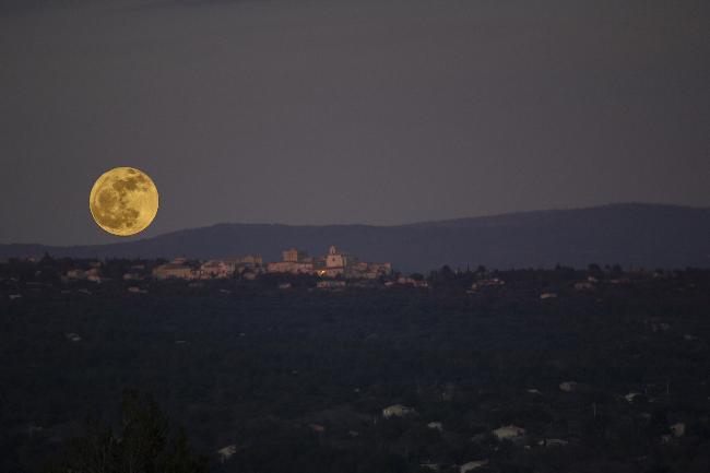 LEVER DE LUNE SUR GORDES !!!!