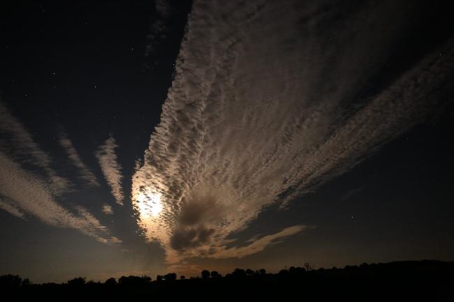 La Lune sous le nuage