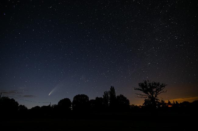 Neowise survole le village 