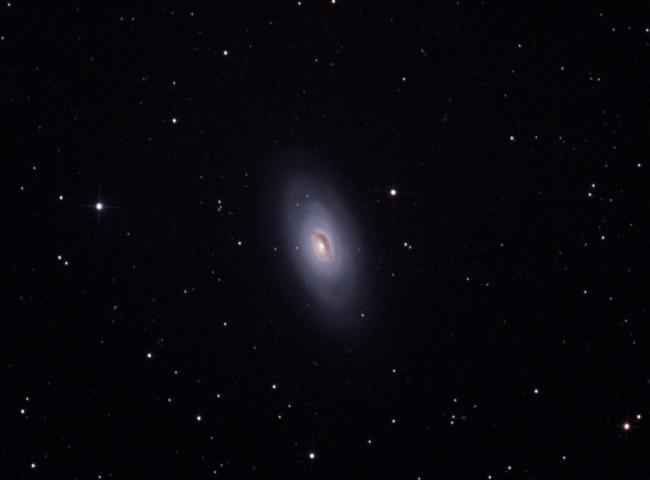 La galaxie spirale M64.