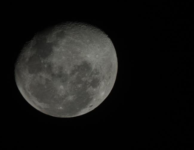 Lune 90% quasi pleine