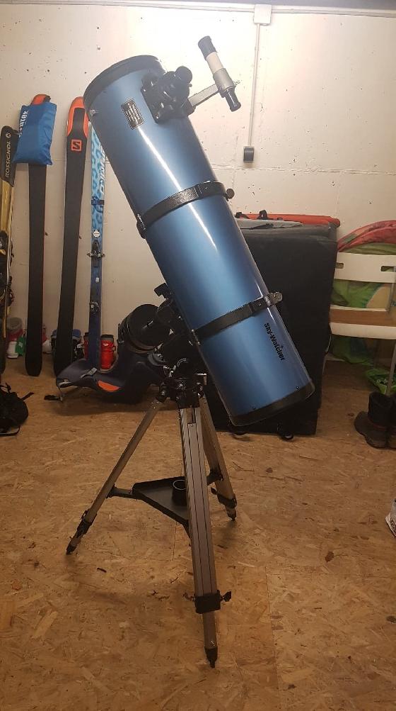 Skywatcher 200/1000 monté sur trépied avec monture équatoriale