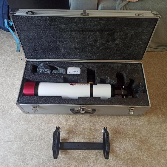 Lunette solaire H-alpha Lunt 100mm + porte-oculaire Starlight Instrument Feather Touch + valise de rangement + colliers montés sur queue d'aronde Vixen et accessoires divers (prix à débattre)