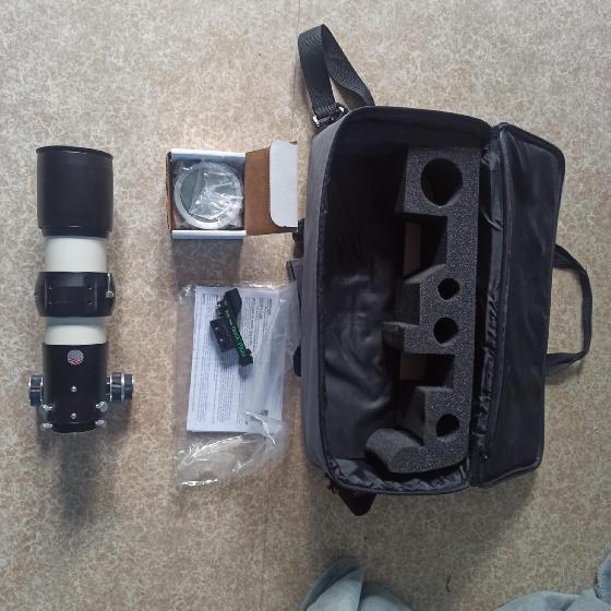 Lunette astronomique apochromatique Televue 76 + collier Televue 76 + filtre solaire Thousand Oaks Optical + chercheur Televue Qwik Point + sac de rangement Televue (prix à débattre)